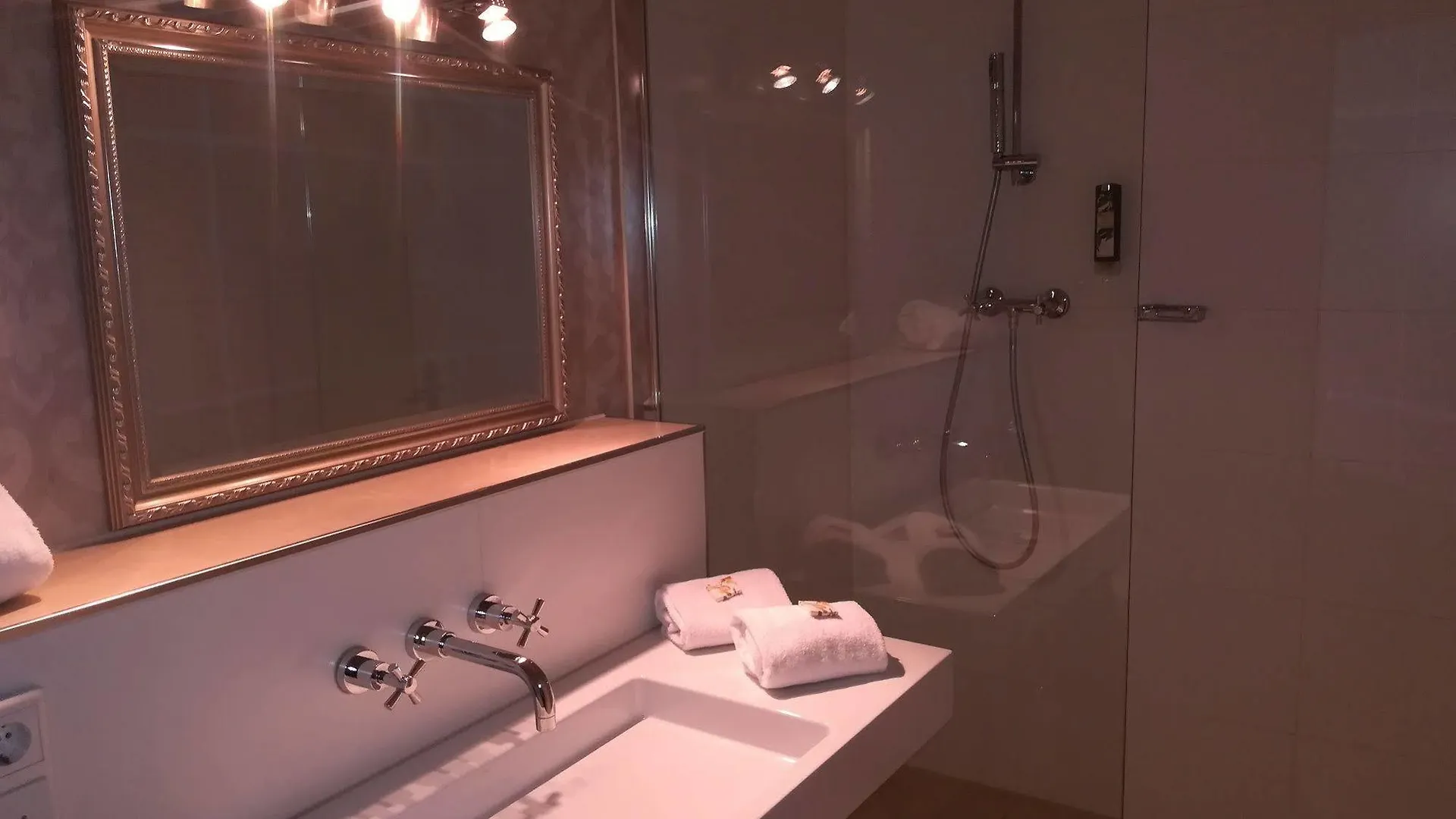 Апарт-отель Living Am Carlsplatz Apartment Дюссельдорф